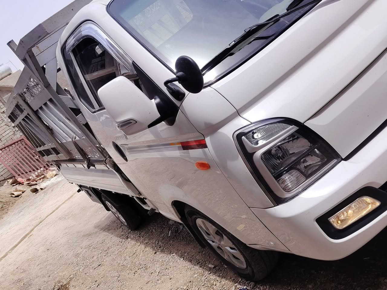 السلام عليكم بورتر للبيع موديل 20 بيهه صبغ الربع خلف السايق السعر 130 وبيهه مجال رقم الهاتف ***********
