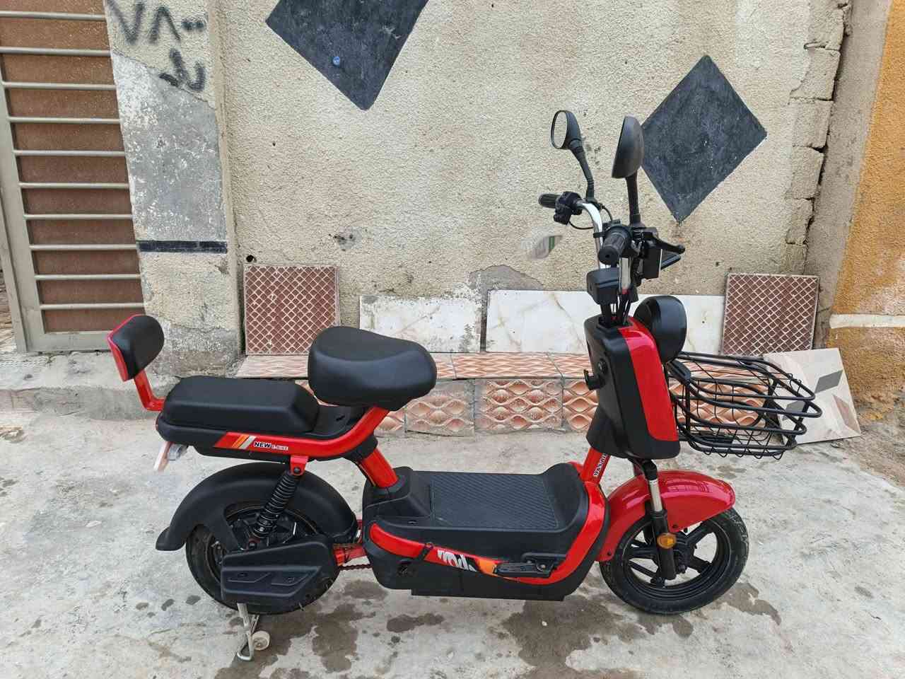 سلام عليكم شباب دراجه شحن للبيع 4بطاريات بيها 2بصمات تشغيل عن بعد وسويجات اربع نسخ مع قفل تاير جهاز انذار  يعني اي واحد يلزمه تكوم دك) اشاره يمنه يسره بريك امامي خلفي  دراجه جديده صارلي سبوع 2من ماخذه ودراجه ما ماشيه هواي السعر 450وبيها مجال مكان كوت ***********واي استفسار اتصل على رقم
