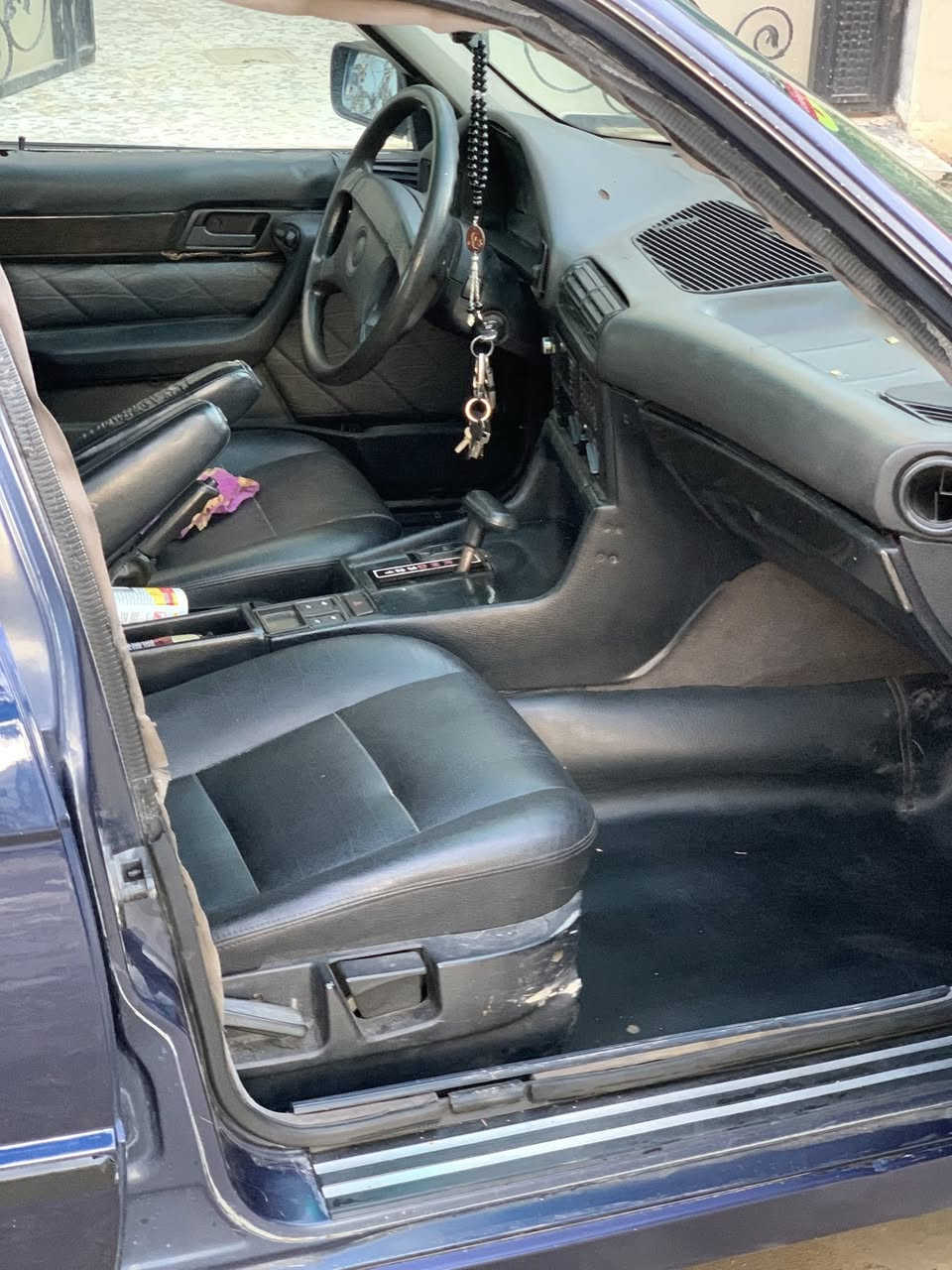 السلام عليكم BMW للبيع
موديل 1993 
محرك 525 دجيتل اصل
كير توماتيك

صبغ عام جماليه 

تبريد شغال

محرك وكير شرط 

سياره بعد احلا من الصور 

شرط الوكله والتحويل

العنوان موصل حي الكندي 

السعر 65

***********

***********
