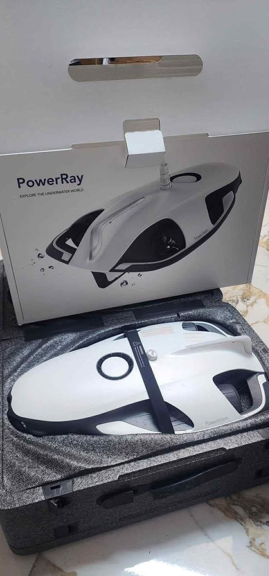 سلام عليكم 

غواصه درون 

PowerVision PowerRay، 
وهي غوتصه درون مخصصة للاستكشاف والتصوير تحت الماء. يُعرف هذا الطراز بقدرته على الغوص وتسجيل مقاطع فيديو وصور عالية الجودة في البيئات المائية المختلفة. 
نظرة عامة على المنتج
النوع: روبوت تحت الماء (ROV).
الشركة المصنعة: PowerVision.
الاستخدامات: مثالية للتصوير الفوتوغرافي والفيديو تحت الماء بدقة 4K، وصيد الأسماك (مع ملحقات اختيارية)، وفحص الهياكل تحت الماء، والاستكشاف.
الاتصال: يتم توصيل الطائرة بدون طيار بمحطة قاعدية فوق الماء عبر كابل مقاوم للماء (حتى 70 متراً ). تتصل المحطة القاعدية لاسلكيًا بجهاز التحكم عن بعد أو تطبيق الهاتف المحمول (Vision+ App). 
الميزات الرئيسية
الكاميرا: كاميرا مدمجة بدقة 4K UHD قادرة على التقاط صور ثابتة بدقة 12 ميجابكسل.
عمق الغوص: يمكنها الغوص حتى عمق 50 مترًا 
البث المباشر: توفر إمكانية البث المباشر للفيديو بدقة 1080 بكسل إلى جهازك المحمول في الوقت الفعلي.
وقت التشغيل: تصل مدة الغوص إلى 4 ساعات بشحنة واحدة.
ميزات إضافية (حسب الحزمة): يمكن أن تتضمن بعض الحزم (مثل إصدار Wizard) مكتشف أسماك (PowerSeeker FishFinder) اختياريًا، وآلية إسقاط طعم الصيد، ونظارات الواقع الافتراضي Zeiss VR لتجربة غامرة. 
يعد هذا الجهاز أداة متعددة الاستخدامات لهواة الاستكشاف ومحترفي التصوير تحت الماء على حد سواء.
توصيل لجميع محافضات العراق 5الاف


**إذا كنت صاحب هذا الإعلان وتريد حذفه لأي سبب، رجاءا أرسل رسالة إلى الدعم الفني**