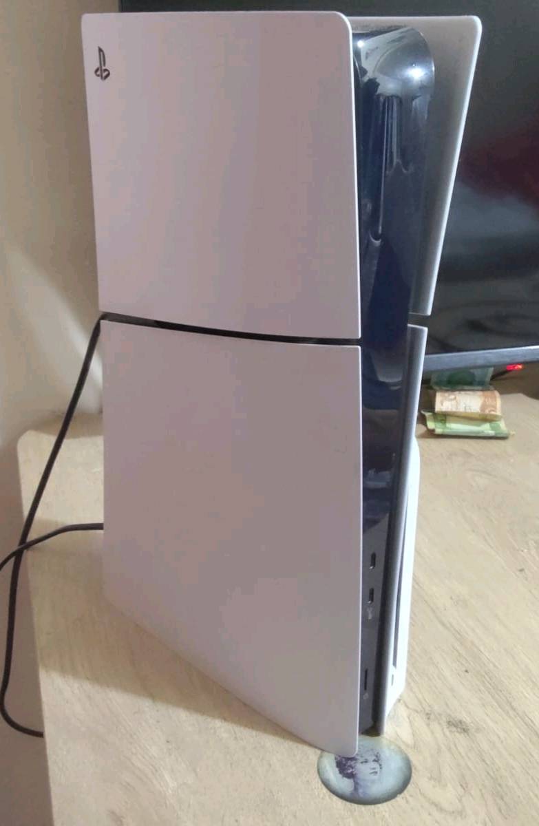 Ps5 1T ما مفتوح استخدام اقل سنة وكارتونه ويدته الأصلية وملحقاته موجودة سعر650 وبي مجال مكاني كرادة واتس***********