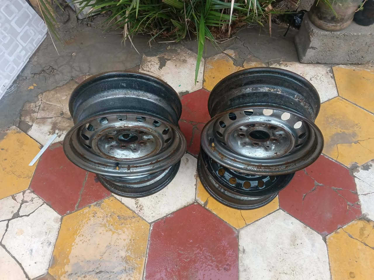 السلام عليكم ويلات سيدان للبيع نضيفات السعر ٢٠٠ مكانهن دوانيه ***********
