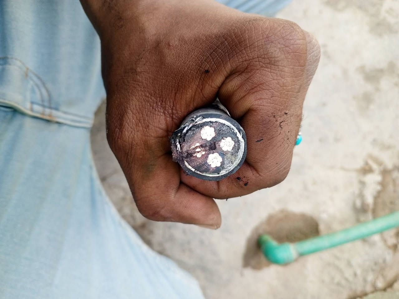 كيبل 4خطوط مالعماير الخط واحد بغلض اصبع صغير نوع قديم 9متر 15سعرمتر واحد  مكان كربلاء طويريج


**إذا كنت صاحب هذا الإعلان وتريد حذفه لأي سبب، رجاءا أرسل رسالة إلى الدعم الفني**