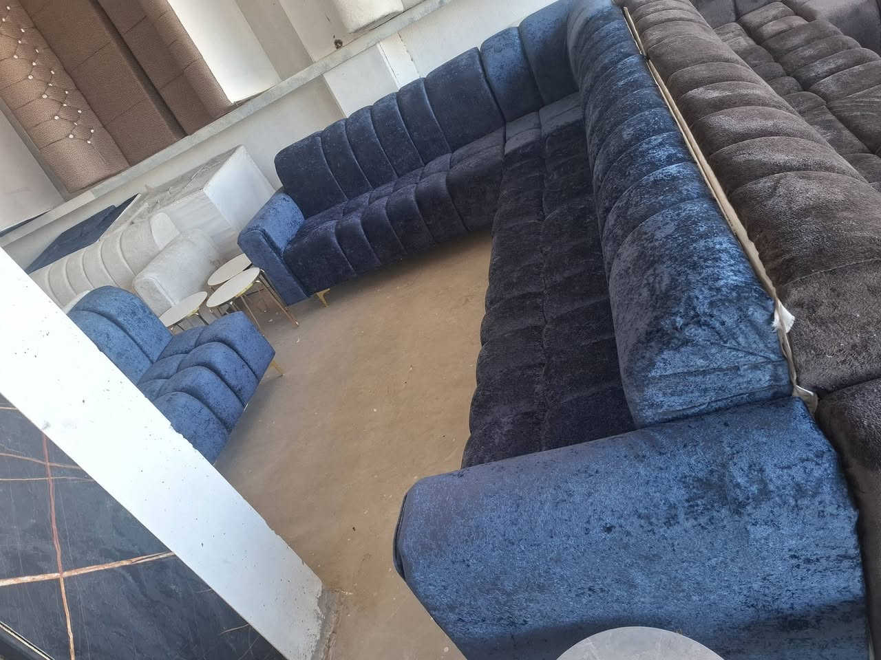 اسلام عليكم ديوان 11مقعد جديد غير مستعمل تسكام  بلوك اسود سفنج مميز اقماش خاولي شغل درجا اولى الحمزة الغربي واكو توصيل ***********
