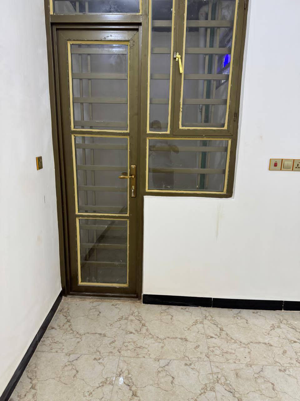 في كربلاء ..بيت مساحه ٧٠م بناء حديث ٢٠٢٦
♦️ طابقين كونكريت مسلح بناء بلوك العتبه مع اساس كونكريت ..
♦️ الطابق الأول ..مطبخ ..صاله استقبال مفتوحه  غرفه نوم مع منور داخلي وطارمه صحيات داخليه وخارجيه..
♦️ الطابق الثاني سويت ..غرفه نوم مع صحيات حمام shawer..وسطح جاهز ومطبگ فرشي
♦️ ملاحظه/  تم الانتهاء من بناءه قبل شهر غير مسكون
♦️ خدمات مجاري متوفره شارع عرض ٥متر
♦️ حي الأمين شارع الحر خلف مول المائده التجاري وخلف جامعه أهل البيت ..الا طريقين من شارع الحر التجاري وطريق من جامعه اهل البيت
♦️ طابو زراعي سند ٢٥ إقرار محكمه من المالك مباشرة ..علما ان مالك الأرض صاحب السند هو ساكن في نفس المنطقه
♦️ سعر ٦٨ مليون للاستفسار مكتب الأوس للعقار ابو سجاد*********** ابو وائل ***********
♦️ التفاوض مع صاحب البيت مباشر ...
♦️ نسأل الله التوفيق للجميع
