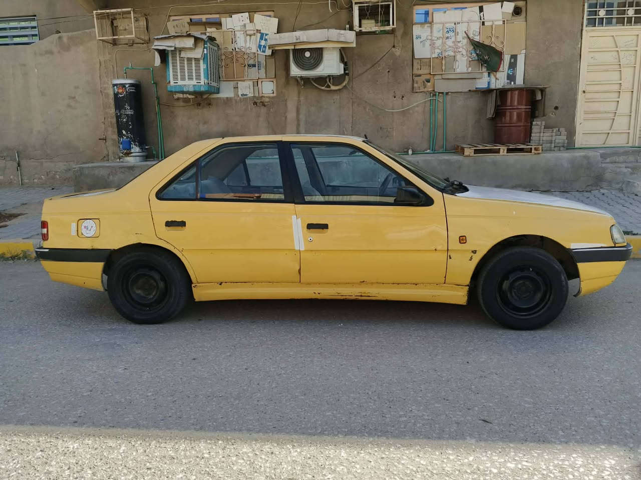 السلام عليكم بيجو 405 موديل 2010
مصفره هيئه وغرامات السياره خير من الله 
اي نقص مابيها عوزه فقط تبريد كهربائيات كلها شغاله
السعر 20 وبيها مجال بسيط مكان نجف ***********
