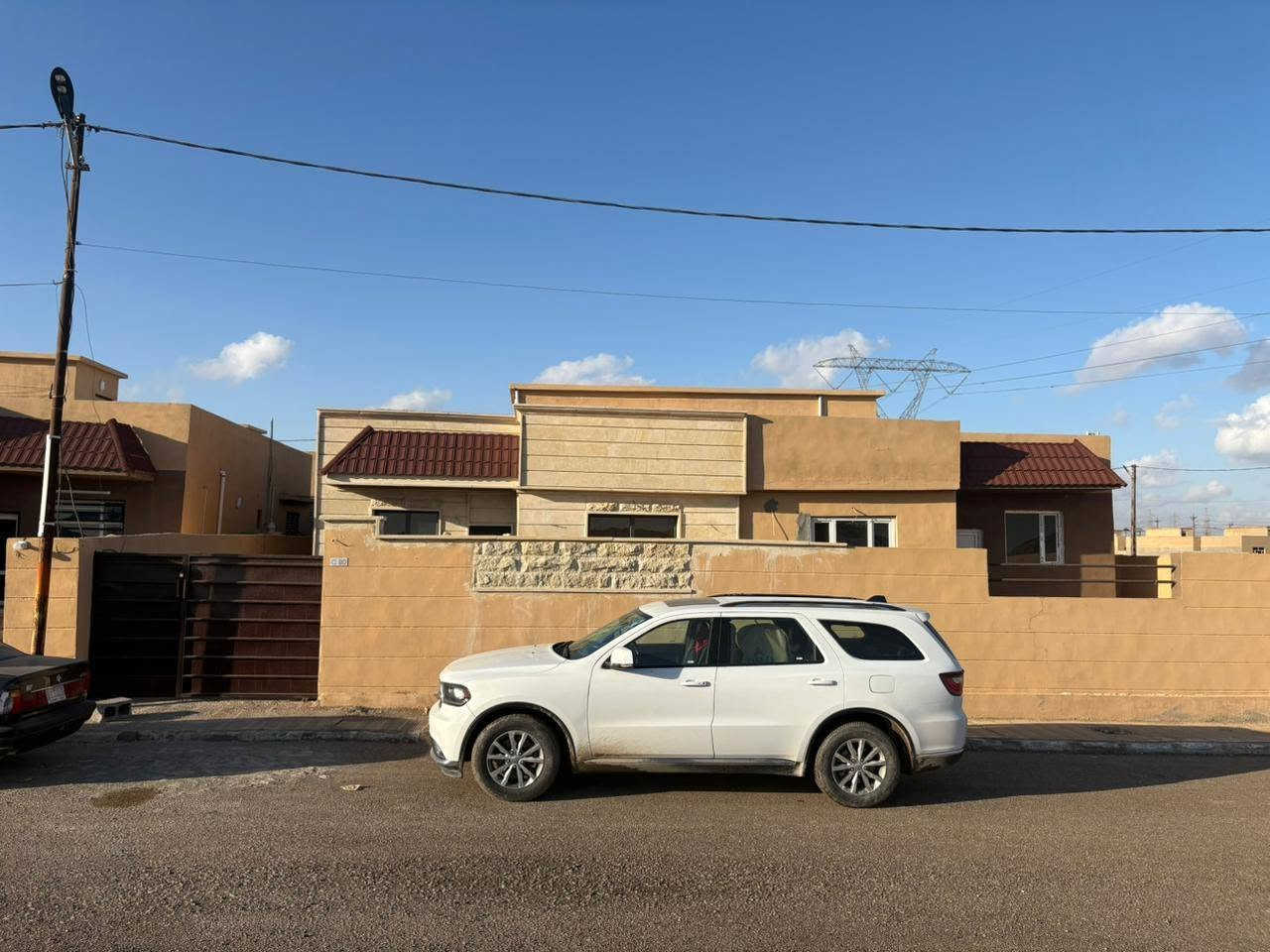 بيت للبيع في مجمع دريم ستي مساحته 200 متر مربع امغير بالواجهة كامل حجر واكو بعض التغيرات في البيت رقم الدار C90 امسدد كامل .والبيت مامسكون 
***********  وسعره مناسب

