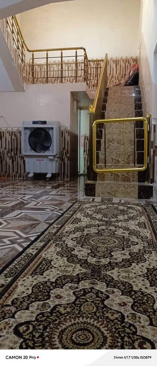 *🏡 للبيع بيت رقم بلدية موقع قرب ساحة هاوكاري
السلام عليكم
بيت مستقل للبيع بموقع كلش حلو وهادئ قرب ساحة هاوكاري وجامع نجاة، منطقة خدماتها فول.
مواصفات البيت:
فرع كبير حوالي 20متر
المساحة: الواجهة 10م × النزال 26م = 260م²
ملاحظة: تكدر تتقدم 4 أمتار بعد
*: غرفتين نوم + استقبال + هول + صحيات  +غرفة فوق مع بيتونه
حديقة جميلة مرتبة
:
البيت بناء حلو وكامل الخدمات ماء + كهرباء
الموقع: قريب على جامع نجاة وساحة هاوكاري،
السعر: عند الاتصال للشراي الجاد وبيه مجال
للاستفسار: *********** واتساب متوفر

---
🏡 خانوو بۆ فرۆشتن لە نزیک ساحەی هاوکاری - دوو خورماتوو
سڵاو و ڕێز
خانوویەکی سەربەخۆ بۆ فرۆشتن لە شوێنێکی زۆر باش و ئارام لە نزیک ساحەی هاوکاری و مزگەوتی نەجات، ناوچەی خزمەتگوزاری تەواو.
تایبەتمەندییەکانی خانوو:
کۆڵان: کۆڵانێکی گەورە نزیکەی 20م
ڕووبەر: پانی 10م × درێژی 26م = 260م²
تێبینی: دەتوانرێت 4 مەتر بێیتە پێشەوە زیاتر
نهۆمی خوارەوە: 2 ژووری نوستن + هۆڵی میوان + هۆڵ + تەوالێت و گەرماو
نهۆمی سەرەوە: ژوورێک + بيتونة
باخچەیەکی جوان و ڕێکخراو
بینای خانووەکە جوانە و هەموو خزمەتگوزارییەکی هەیە: ئاو + کارەبا
شوێن: نزیکە لە مزگەوتی نەجات و ساحەی هاوکاری،
نرخ: بۆ کڕیاری جیددی لە پەیوەندی، مەجالێکی کەم هەیە
بۆ پەیوەندی: *********** واتسئەپ بەردەستە
