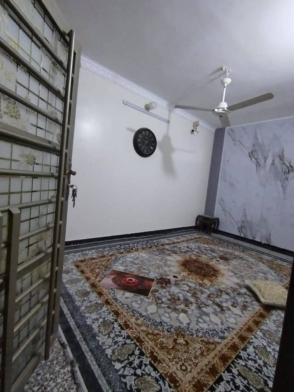 على بركة الله ورسوله صلى على محمد وال محمد 
بيت للبيع بل قاطع مجاور الحاج حمزه ابوصيل 
المساحة 130متر الواجهه 6:30 متر البيت مطلوب للاسكان 30 مليون البيت طابقين  الطابق الاول غرفه زائد صاله مطبخ براني الطابق الثاني غرفتين وصاله الاستفسار الاتصال على الرقم

***********
