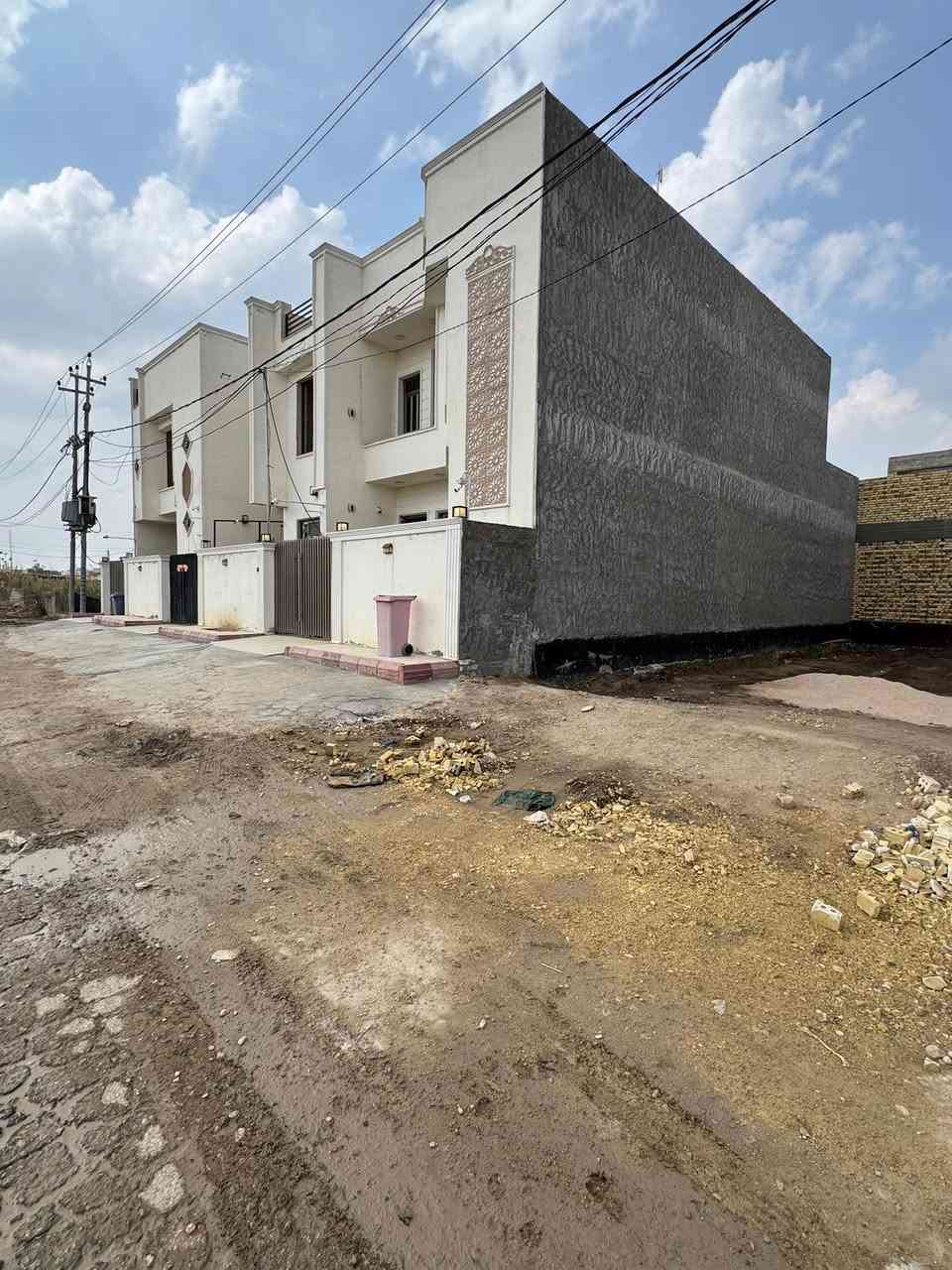 السلام عليكم قطعه ارض للبيع طابو زراعي سند 25 تحويل مباشر مكانه جزائر خلف مستودع مرجان التقسيم الجديد عرض شارع 12 متر تبليط كدامه ساحه خضراء المساحه 200 متر واجه 10 نزال 20 بيوت كله بناء حديث بناء فخامه وراقيه كافت الخدمات متوفره بيع مستعجل السعر 75 بيه مجال قليل سعر بلاش من يرغب بشراء العقار الاتصال على الرقم التالي ***********
