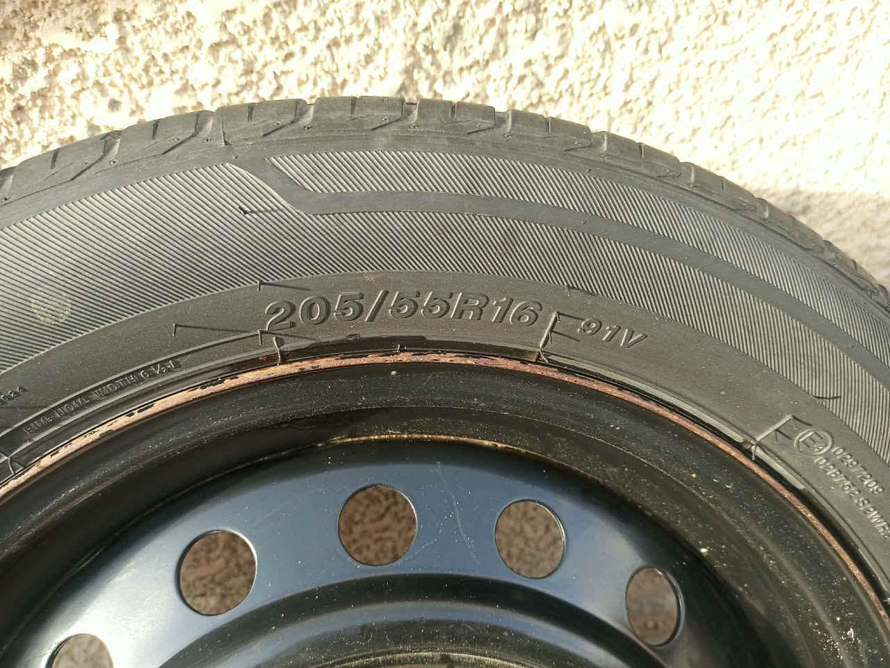 السلام عليكم  تايرات  حجم ١٦ نظافة90%
رايدهن ب٢٠٠ وبيهن مجال مكاني بغداد الدورة 
***********
