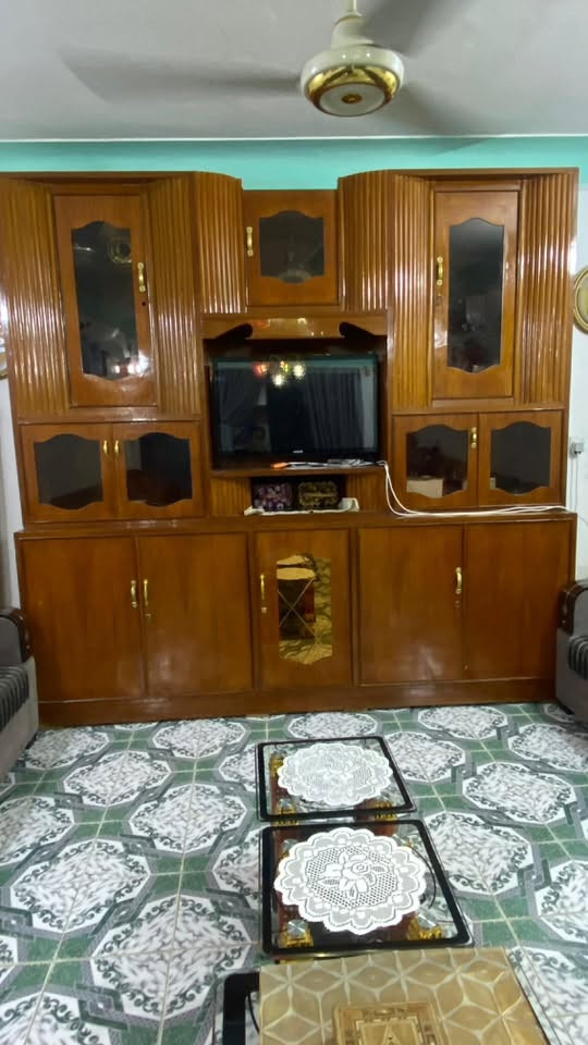 السلام عليكم معرض لبيع  ويا قطعه 3مكاني رمادي جويبه سعر 300بي مجال الرقم ***********
