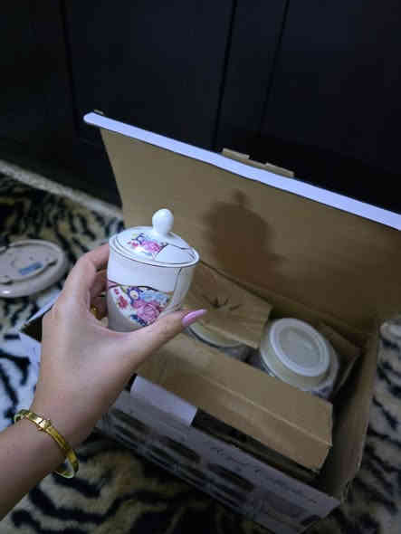 مرحبا
سيت canister رويال عدد 7 قطعه مع ستاند معدني جديد السعر 20 الف 
*********** ابو فهد واتس اب فقط
