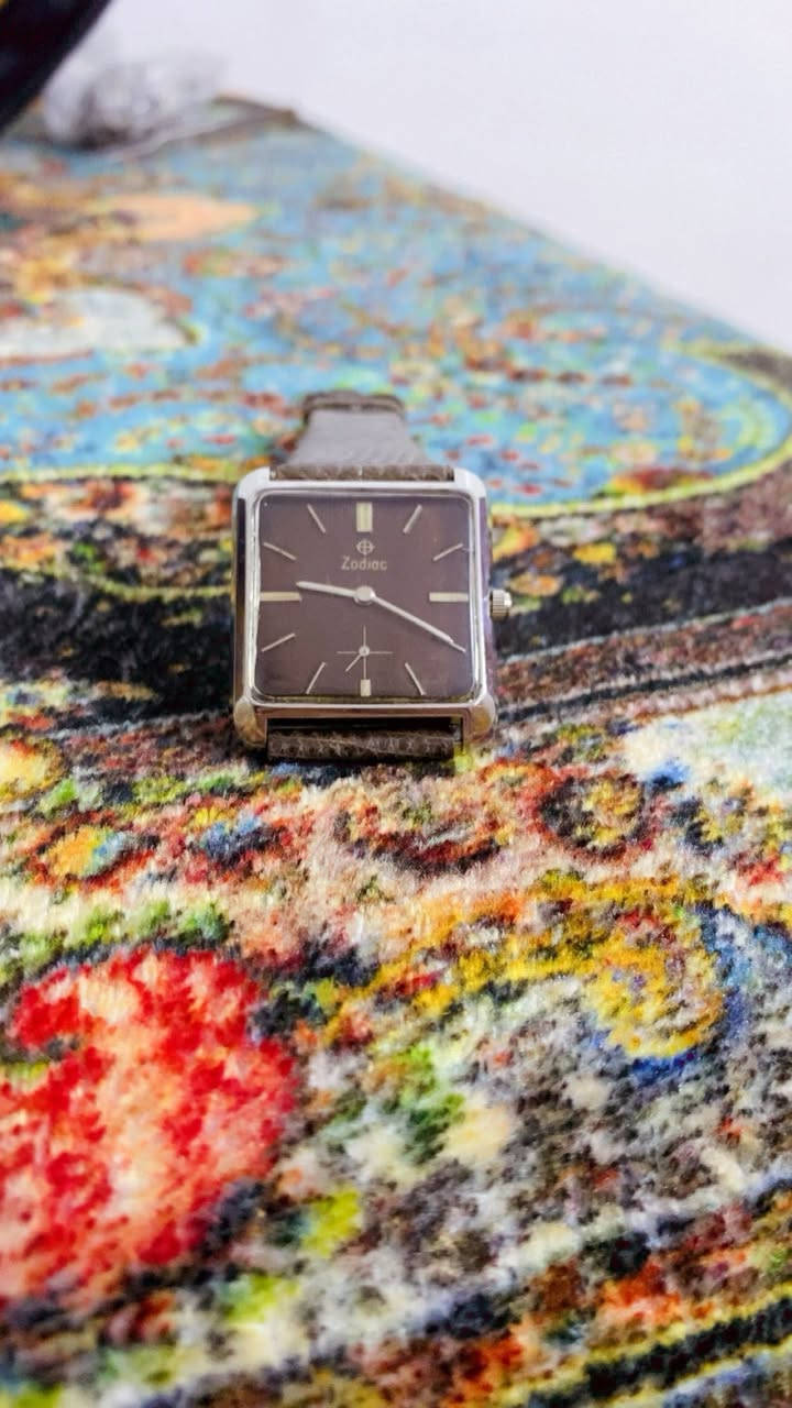 السلام عليكم
ساعه من ماركة زودياك العريقه فنتج الستينات

من أندر مديلات لزودياك سويسري أصلي 

المواصفات

مينه مميزه جداً وغريبه 

ميل ثواني منفصل 

الماكنه ميكانيك (نصب تكويك) 

الأبعاد 31x31 

وقتها مضبوط 10/10 

سير وبك مستبدل سير جلد طبيعي أصلي 

السعر 225$


**إذا كنت صاحب هذا الإعلان وتريد حذفه لأي سبب، رجاءا أرسل رسالة إلى الدعم الفني**