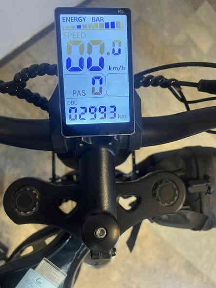 دراجة من شركة kugoo دراجة شحن وبنفس الوقت بايسكل الدراجة 3 سرع سرعتها 60 حقيقي تتحمل وزن 150 نوع البطارية ليثيوم ايون دبلات امامي خلفي حجم التاير كبير 48 فولت 24 امبير بريكات دسك هايدروليك تحتوي على عقرب من نوع شيمانو 6 سرع السعر مليون
