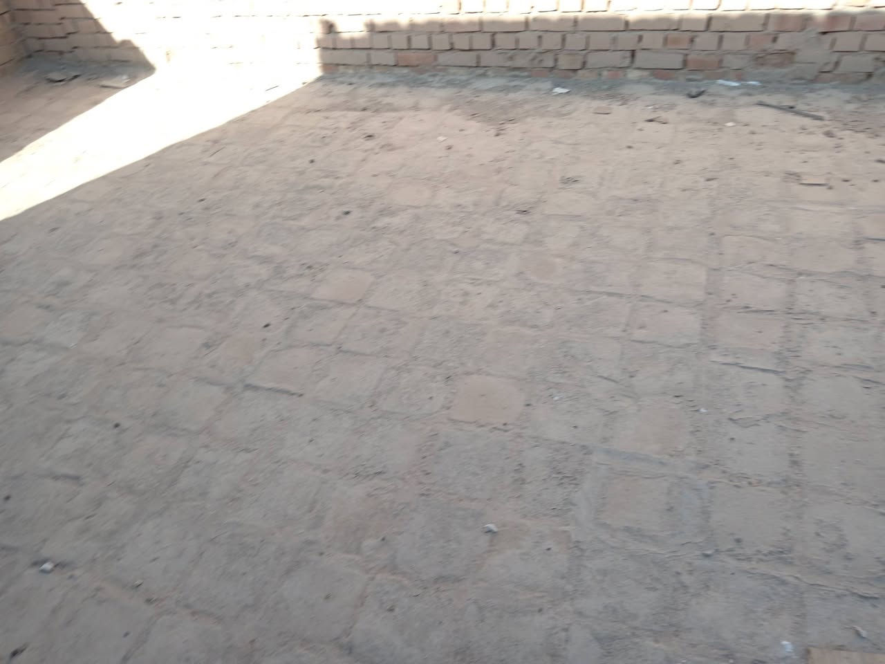 https://www.facebook.com/share/p/1HJ
aM4Drk1/

للبيع بيت طابو صرف في محافظة بابل. قضاء المحاويل - حي الانتصار(الاسرى) * طابق واحد.

غرفة. مطبخ. استقبال. هول. طارمة. السقف كونكريت مسلح، مطبق فرشي

المساحة: 200م² 

الموقع: خلف مستشفى المحاويل العام مباشرة، تبليط أمام الباب 

البناء: بناء تسعينات، 

الخدمات: ماء + كهرباء واصل، تبليط بباب البيت، عرض الشارع ١٠م

للاستفسار والاتصال: ***********
