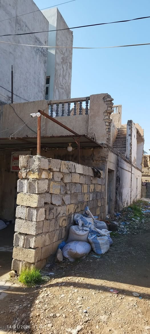 السلام عليكم 
مشتمل للبيع العنوان تحرير دور الجاهزه قرب ثانوية غيداء كمبش ابيع مثل ما واضح بالصورة الاستفسار اكثر يرجى الاتصال على صاحب الدار ***********
