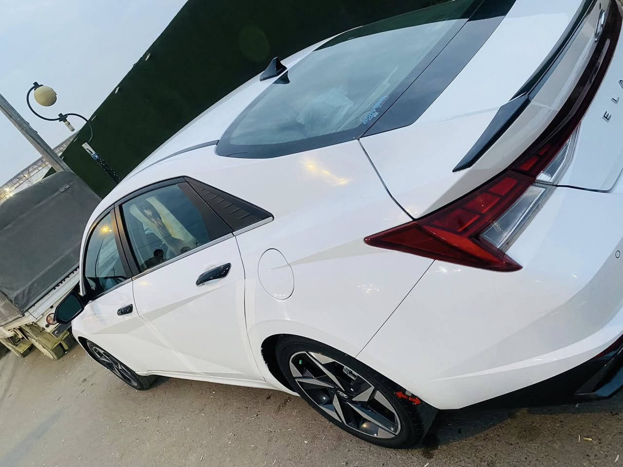 اسلام عليكم النترا 2021 لمتد فول الفول وارد امريكي بسمي السيارة  حادث بنيد فقط وبيها باردين نضيفه جدا
السيارة ماشيه 83 الف 
مواصفات لميتد limited
بصمة سقف ( سلايد روف )
محرك 2000 Doch دوش المرغوب
رادارات 360 درجه ( امامي جانبي خلفي )
تمنع التصادم الامامي والجانبي والخلفي  
التحذير عند فتح الباب 
تحكمات استيرن 4 جهات 
دشبول شاشة 4 وضعيات للعدادات 
وضعيات قيادة ( عادي سبورت ذكي ) 
مثبت سرعة ذكي ( التحذير عند مغادرة المسار )
AUto Hold التوقف لفترات قصيرة 
الهاند بريك بصمة
شاشة دجتل متصل حجم كبير لمس تدعم نظام الابل كار بلي والاندرويد اوتو
شحن واير ليس 
ويل كب 17 مميز 
نظام الصوت Bose عدد السماعات 8
تشغيل عن بعد 
اضواء ترحيب عند الاقتراب 
لايت لد 3 عدسات وسكنات لد زنون نهار 
كشنات جلد السايق كهرباء
نقطة عمياء
تدفئة بالكشنات
لد متغير الالوان على طول الدد شبول + لد بيبان اضافي سعره 200 الف 
كير اوتماتيك و S وعادي 8 نمر 
تحديد مسار وقيادة الية والسياقة على خطوط الشارع في حال الاجتياز تنبهك مانع انزلاق ومانع تصادم  
 السعر 158  وبيه مجال  بغداد المدينة 

***********    بي واتساب ::::::  ***********
