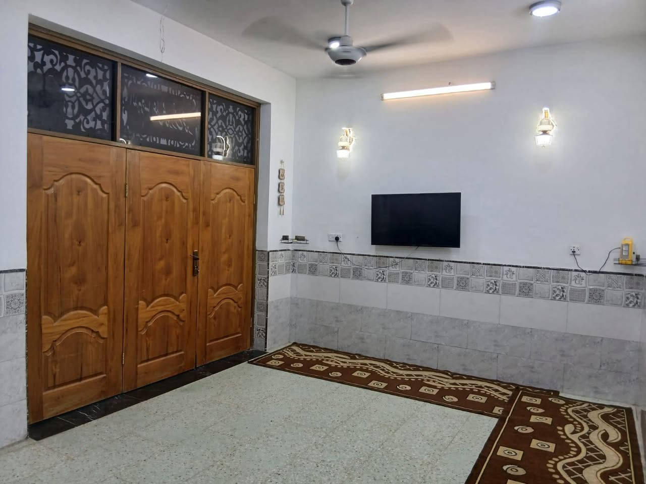 سلام عليكم بيت للبيع
المساحه 120 متر من عده التشجير 
بناء البيت 2022 مبني طابوك كله 
الرضيه رفت بناء متعوب درجه اولى
مي مجاري كهرباء وتبليط 
شارع 15 متر مقابيلك 
جنس البناء زراعي 

العنوان مقابيل الضباط الطابو 
سعر 120 وبيه مجال بسيط
***********
