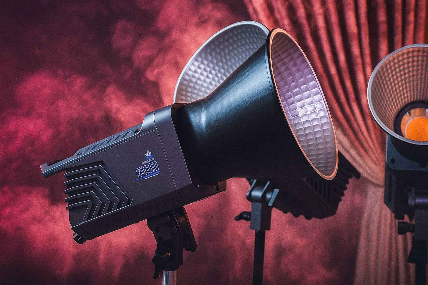 اضاءة فديو مستمرة 100 واط من شركة YSKE 
باي كلر 
شمسي ابيض ثلجي
تحكم كلفن
تحكم بقوة الاضاءة 
شاشة كبيرة 
فانات تبريد عدد ٢ صامت
تحكم تطبيق موبايل
جديد متوفر توصيل  ***********
