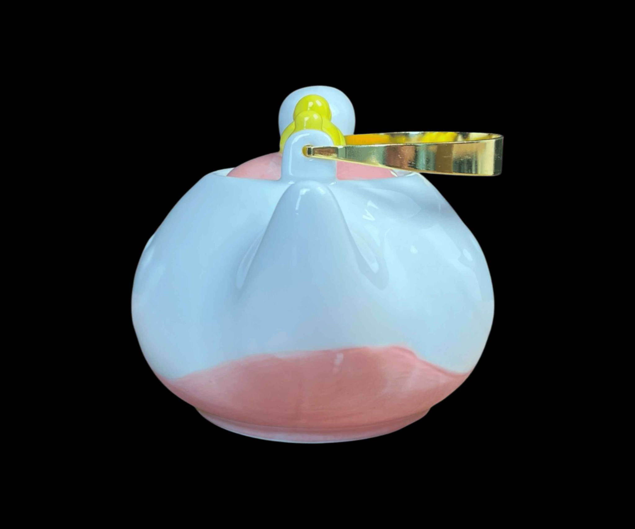 قوري شاي بتصميم البطات الثلاث

لاستخدامات:

يمكن استخدام هذا القوري الفريد لتقديم الشاي أو القهوة بطريقة مميزة في المناسبات الخاصة أو في الطاولات اليومية.

مثالي للاستخدام في المكاتب، المنازل، أو كمكون زخرفي لإضافة لمسة من الأناقة والمرح.

المميزات:

تصميم مبتكر على شكل بطة مع ثلاث بطات صغيرة تضفي لمسة من المرح والجمال.

مصمم من مادة السيراميك عالية الجودة التي تضمن المتانة والمظهر الجذاب.

مزود بمقبض معدني ذهبي يسهل حمله.

سعة جيدة للاستخدام اليومي مع تصميم سهل الاستخدام.

محتويات الصندوق:

قوري سيراميك مزخرف بتصميم بطة.

الملاحظات:

يجب تنظيفه بعناية لتجنب الخدوش على السطح الزخرفي.

يحفظ بعيدًا عن الأطفال بسبب الأجزاء الصغيرة.

مقاسات الكارتون:

طول: 17 سم

عرض: 17 سم

ارتفاع: 15 سم بغداد, العراق


**إذا كنت صاحب هذا الإعلان وتريد حذفه لأي سبب، رجاءا أرسل رسالة إلى الدعم الفني**