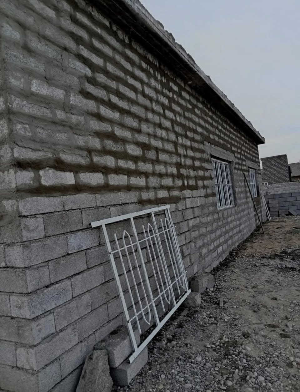 السلام وعليكم موجود كادر عمل
تدريز بيوت
+حفر منهولات
+تصفير بيوت 
+تصفيط اساس 
الاتصال علا رقم ***********
