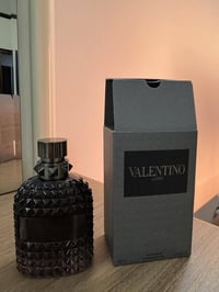 عطر للبيع عطر فالنتينو اومو انتس مستعمل رشات فقط   السعر: ١١٥ الف   ال...