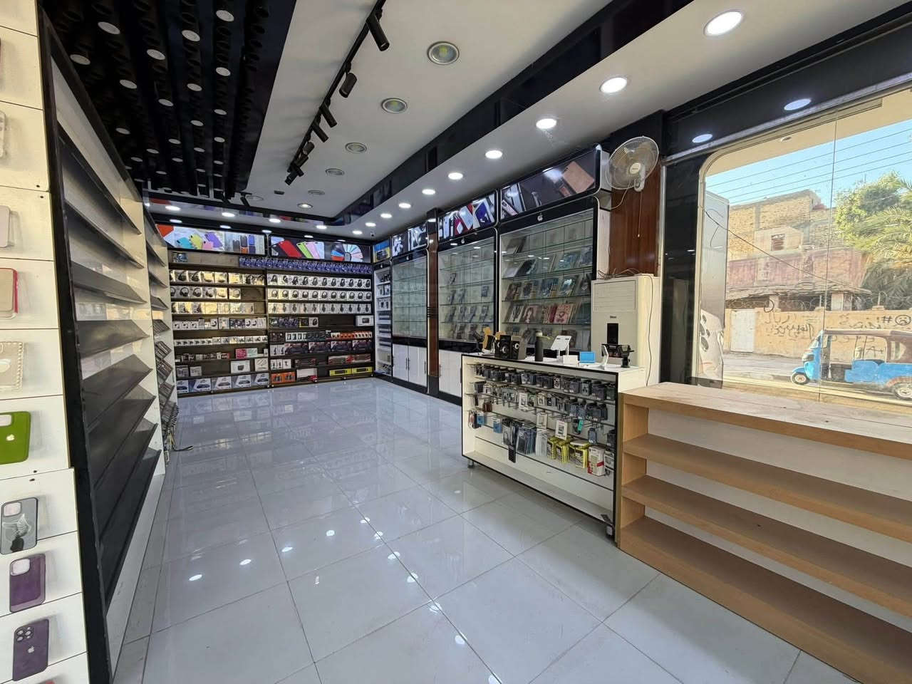 اثاث محل هواتف للبيع
فاترينات تعليك وارضيات وكاشير وبوردات

وايواب زجاج

***********
