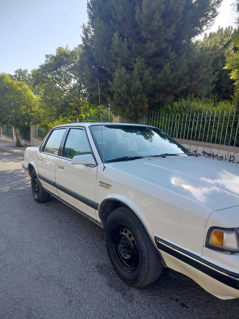 ئوڵدز موبیل مۆدیل ۱۹۹۰ بەناوی خۆمەوە، پێشی لای سەکن کەمێک لێدراوی هه یە، بەس ئەونە بێبۆیاخ گێڕو مەکینە بەشەرت تازە تەشفیتی مەکینەی کراوە، گەرم و سارد چوارجام کارەبا،تا  مانگی ۱۰ ی ۲۰۲۹ تازەیە ٥۰ وەرەقەو معامەلە سەیارەکە لە سلێمانی یە ***********
