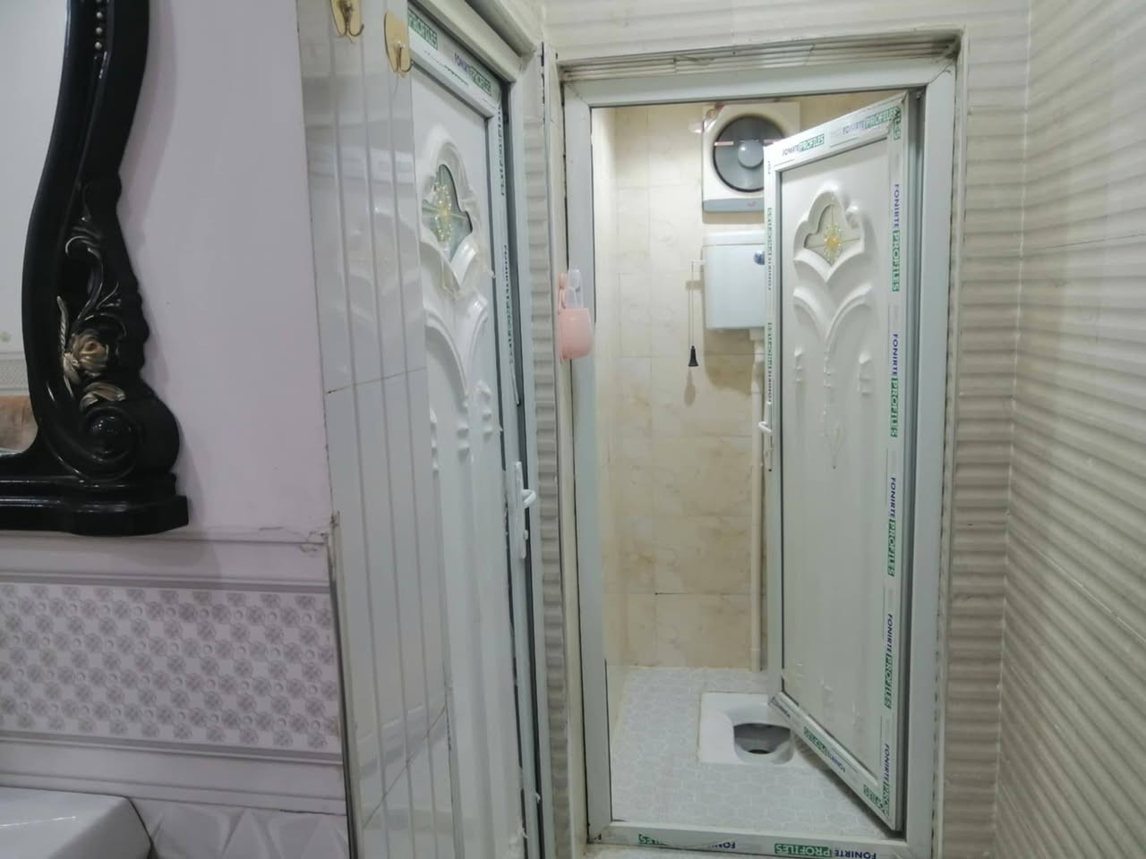 سلام عليكم بيت ركن للبيع مساحة 275متر  يفتح على حديقه بحي شرطه صوب الكبير مجاور أسواق الخليج   البيت مطلوب إسكان  بنيان حديث اتصالة***********
