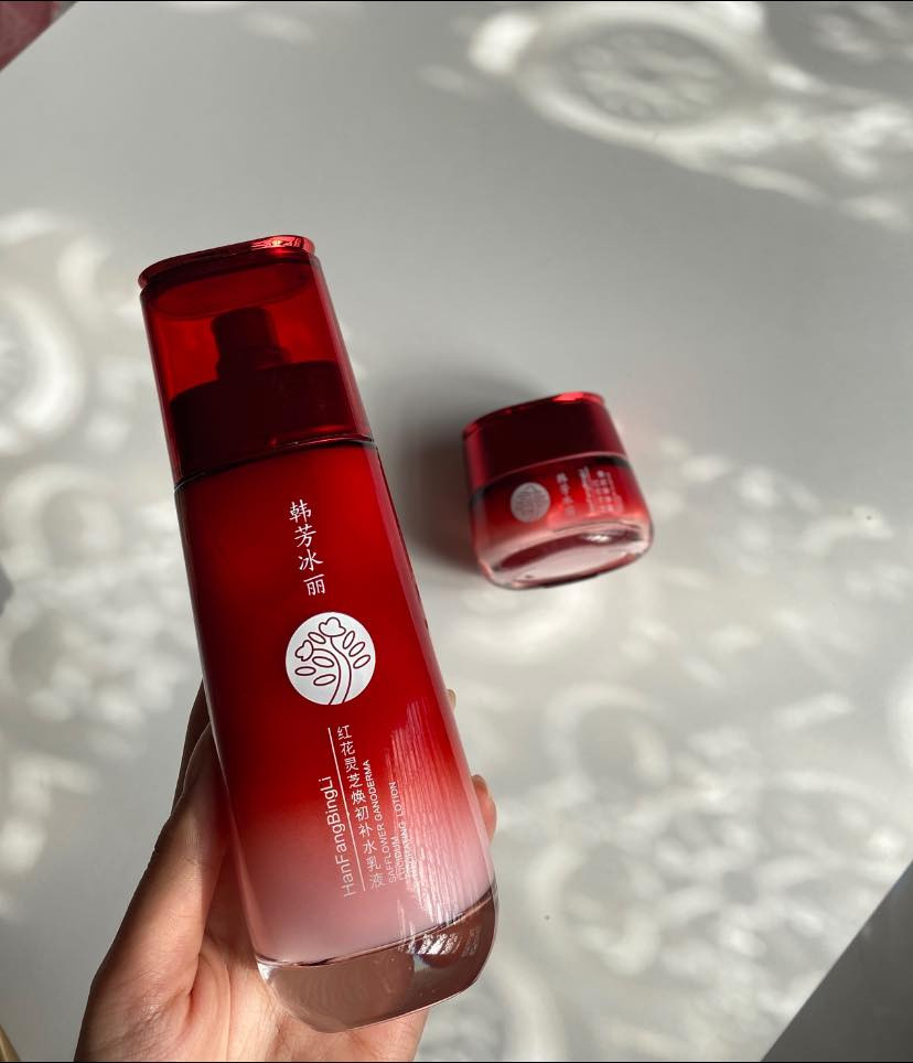 مجموعة مستحضرات تجميل للعناية بالبشرة من ماركة HanFangBingLi، 
وتتضمن لوشن مرطب (HanFangBingLi Safflower Ganoderma Lucidum Hydrating Lotion) وكريم للوجه.

📍توصيل داخل الكوت 2000 جميع المحافظات 5000


**إذا كنت صاحب هذا الإعلان وتريد حذفه لأي سبب، رجاءا أرسل رسالة إلى الدعم الفني**