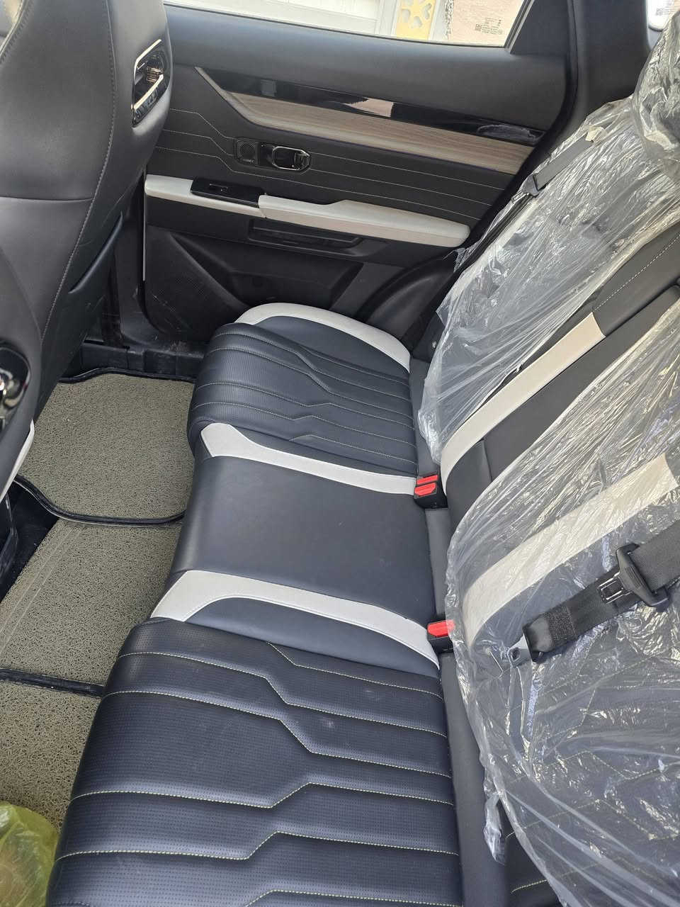 السلام عليكم
جيتور l6 plug in hybrid 
تمشي بالتفويلة 1050 كيلو تقريبا و بالكهرباء فقط 114 كيلو
مشاويرك بالداخل كلها كهرباء ما تحتاج المحرك اصلا ممكن التفويلة شهر كامل 
موديل ٢٤ فول مواصفات ماشية ١٠ الاف فقط

- رادارات و قيادة شبه ذاتية و تحذير خروج من المسار و المحافظة ع خط السير و ركن ذاتي و حساسات جانبية 
- كاميرات 360 درجة مع رؤية شفافة تحت السيارة 
- محرك ١٥٠٠ + محرك كهربائي 🔋
 
- القوة ٣٥٨ حصان و عزم ٥٣٠ نيوتن ...الشلعة مالتها خيالية و نشاطها خيالي

- رقم بغداد و سنوية بأسمي تحويل مباشر 

- مكفولة من اي ضربة او شخط او بارد كفالة عامة ع وضع الشركة 

- ممجبور اذكر سبب البيع لكن هواية يستغربون لأن السيارة جريمة تنباع و مرتاح بيها من كلشي خاصة اقتصادية و ما تلتفت عليها ...لكن بسبب مشروع عمل خاص اريد ابيعها 

سعرها ٢٧ مليون الي تخدمه يتصل *********** او واتساب 
و الي ما تعجبه او ميخدمه السعر يصلي ع النبي و يحصل اجر 🙏🌹
