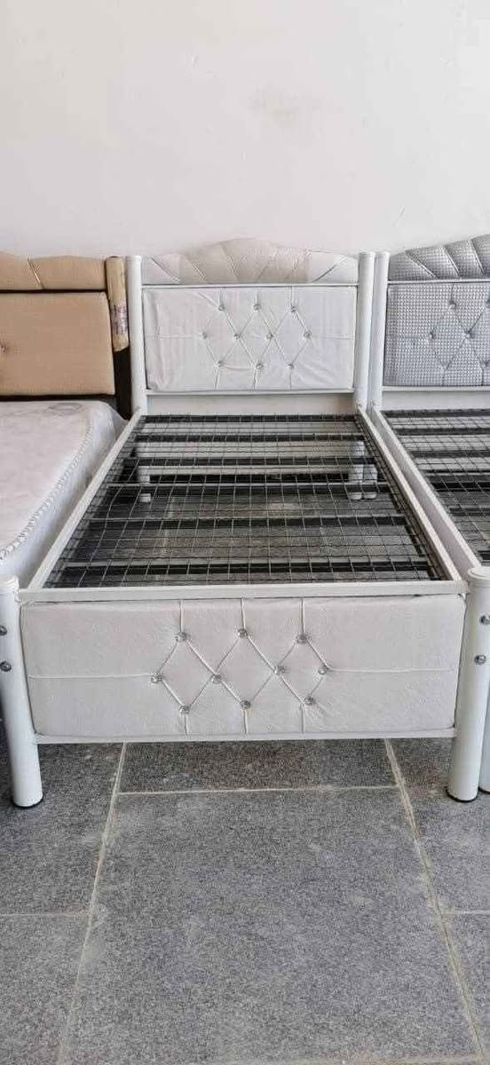 🛏️ سرير نفر واحد أصلي إيراني 

النوع: سرير فردي (نفر واحد)

المنشأ: صناعة إيرانية أصلية

الخامة: غالبًا مصنوع من الخشب الطبيعي أو المعدن المطلي عالي الجودة

الجودة: عالية التحمل – يتميز بالمتانة وطول العمر

التصميم: عملي وبسيط – يناسب غرف النوم الصغيرة أو الاستخدام في الشقق أو السكن الطلابي

الراحة: يوفر دعماً جيداً للفراش والظهر

القياس التقريبي: 90 × 190 سم (قد يختلف حسب الموديل)
السعر 65 الف توصيل داخل كربلاء فقط توصيل سريع جدا لحجز الاتصال على الرقم التالي 
*********** كربلاء, العراق
