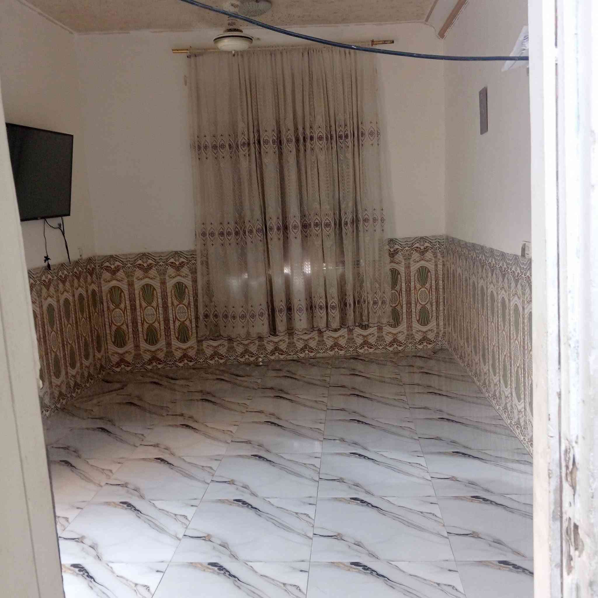 بيت للبيع مساحه 130متر غرفتين وصاله ومطبخ وصحيات داخليه وخارجيه وطرمه كبيره عنوان البيت حي صدرالثالث قرب محطه ريبار قريب ع الشارع السعر 30
***********رقم الواتساب
