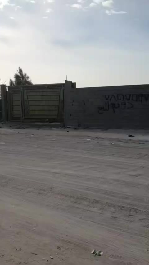 دونم زراعي ٢١٠٠  للبيع كامل او مجزأ والمراوس بأرض او سياره حديثه واجهه 30 ونزال 70  موقع مميز تجاري وسكني مسيج مع بوابه قويه الزبير المكصب شارع ابو عكاب شارع عريض 30 متر خدمات متوفره بس تشارك السعر 58 مليون بيه مجال ***********
