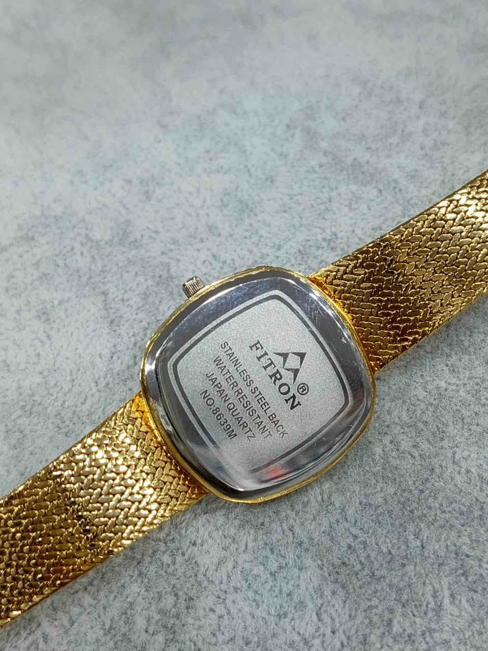 ساعة فيترون …. FITRON 
الصناعه : اليابان Japan
الحركه : كوارتز ( بطاريه ) quartz
المواصفات : 
جديد .. سير حصيره طلاء ثابت 
               موديل ڤنتج 2008 مخزن
القطر : 40 m 
السعر : 135 الف .. على صرف الدولار
               السابق مع التوصيل 
التواصل : خاص .. ماسنجر 
او  … اتصال مع واتساب *********** 

#البصراوي
#للساعات
#للمتميزين
#فقط
