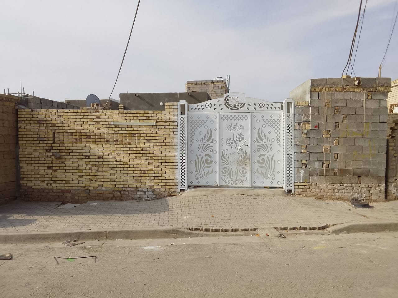 بيت لبيع 300 متر في منطقة المدثره في شارع الإمام علي يحتوي على ثلاث غرف نوم صاله  مطبخ ديوانيه مناور عدد اثنين صحيات ساحة جبيره مساحته 90متر تقريباً وحديقة جبيره السعر 70 وبيه مجال *********** بيه واتساب
