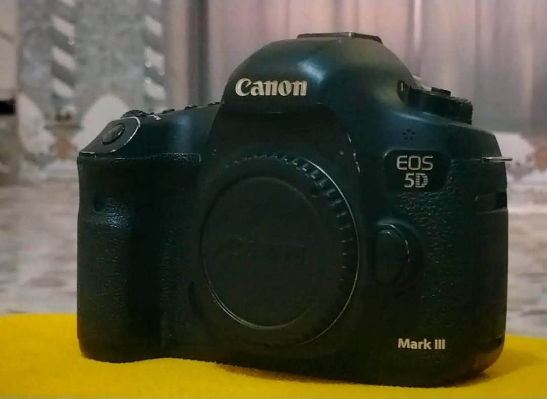 للبيع  بدي كاميرا كانون  5D مارك 3 فول فريم 
نظافة 85‎%‎
شاحنة اصليه 
رام 16 گيگا 
بطاريتين اصليه 
تحولية نقل 
السعر 600 وبيها مجال 
توصيل متوفر 
الاتصال ***********
