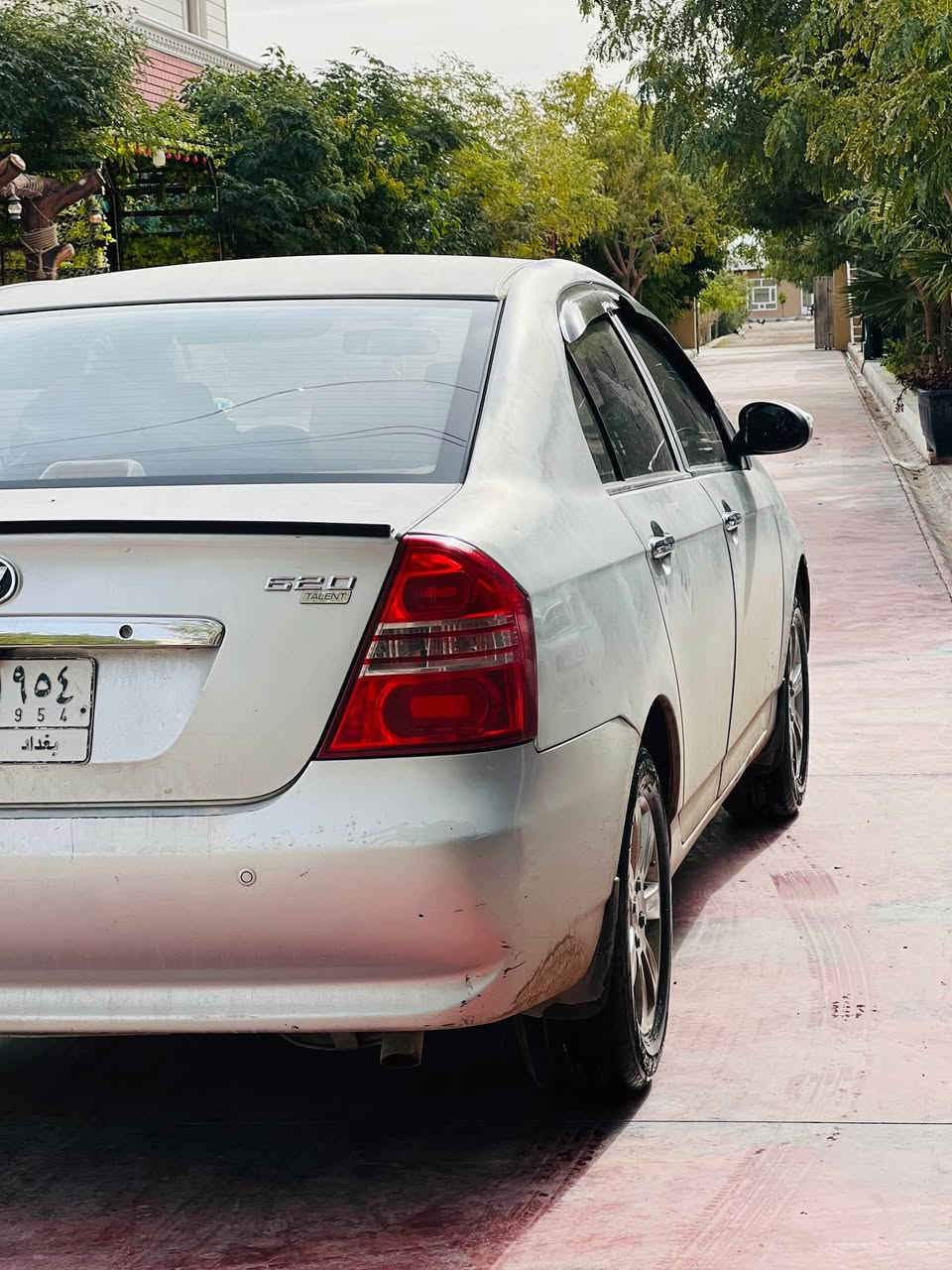 لیڤان ٢٠١٣ 
 ڕەقەم بەغداد  
سەنەوی و حاسیبە و ئەوەلیات بە شەرت 
تەقە و ڕەقەی نییە تەنها پاوەرەکەی دەنگی تیایە   
بێ بۆیاغ 
دەعم و لێدراوی پێوە نییە 
تەنها کەمێ کاڵبونەوەی هەیە 
نرخی ٣٢ گەڵا و مەجالی برایانە 
*********** كالار, السليمانية
