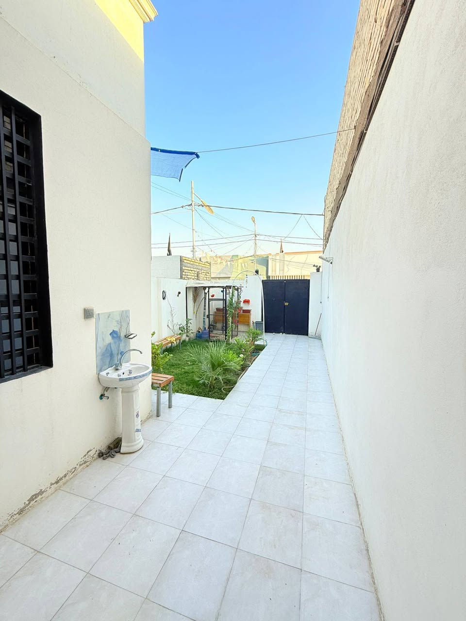 دار 100 متر 4.5 * 22.5 سند 25 
#عنوان البيت /شارع الصب  عمود 327 مقابيل مياه العتبه اسم شارع 15   وعرض الشارع 10

@مواصفات البناء
#بناء درجه اولى الاساس صب شريطي 40×60 والحمامات رفت الشيش f. f  والصب شركه البصيصي
#السقف صب كونكريت 350 شركه البصيصي كذالك الحديد f. f  وجسور مخفيه 2
#بيتونه عكاده وصب كونكريت حصيره
#بناء طابوك 
# تسيس ماء ومجاري امل الشريف
# الكهربائيات سيمس تركي درجه اولى
# لبخ ثلاثه مراحل (سمنت_جص _بورك) 
#سيراميك ارضي والجداري كله اسباني من شركه زوزك
 
تفاصيل :_
طارمه 4* 11
حديقه 3*8
مطبخ 1.8*3
صاله 4*7
حمام 1.8*1.6
غرفه 4*5
منور 1.1*1.6
بيتونه 1.8*1.6

 السعر 47 وبي مجال 
 
للستفسار الواساب ***********
