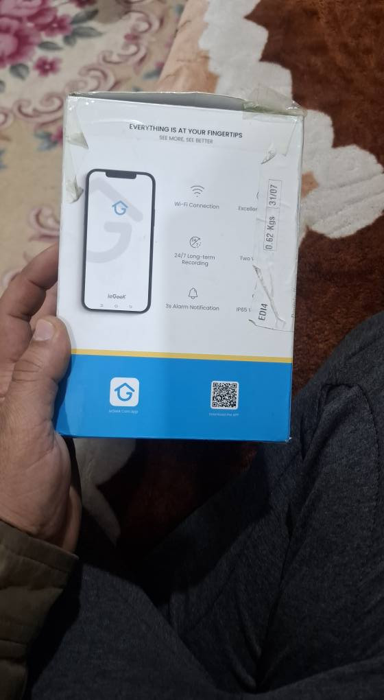 السعر 40 
كاميرا مراقبة خارجية ذكية من إنتاج شركة ieGeek. يظهر الصندوق تفاصيل الموديل ZS-GQ4 (أو موديلات مشابهة مثل ZS-GQ2 في بعض المتاجر). 

المواصفات الأساسية للكاميرا:

الدقة: تتوفر بدقة 5 ميجابكسل (5MP) أو 3 ميجابكسل (2K) لتوفير صور واضحة.

الرؤية الليلية الملونة: تدعم خاصية "Colorful Night Vision" لاستعادة الألوان الحقيقية في المشاهد الليلية.

التحكم والتحريك (PTZ): تدعم الدوران الأفقي بزاوية 355 درجة والإمالة الرأسية بزاوية 120 درجة لتغطية واسعة.

كشف البشر: مزودة بخاصية "Human Detection" التي تدعم التتبع التلقائي للحركة لتقليل الإنذارات الكاذبة.

نظام إنذار: تحتوي على إنذار صوتي وضوئي (Sound & Light Alarm) يتم تفعيله عند اكتشاف حركة مريبة ليلاً.

الاتصال: تعمل عبر شبكة Wi-Fi (تدعم ترددات 2.4 جيجاهرتز و5 جيجاهرتز في بعض الإصدارات) ويمكن مراقبتها عبر تطبيق الهاتف الذكي.

المقاومة: مصممة للاستخدام الخارجي ومقاومة للعوامل الجوية بمعيار IP65. 

معلومات إضافية:

الشركة المصنعة: شركة Shenzhen CTV Cloud Technology


**إذا كنت صاحب هذا الإعلان وتريد حذفه لأي سبب، رجاءا أرسل رسالة إلى الدعم الفني**