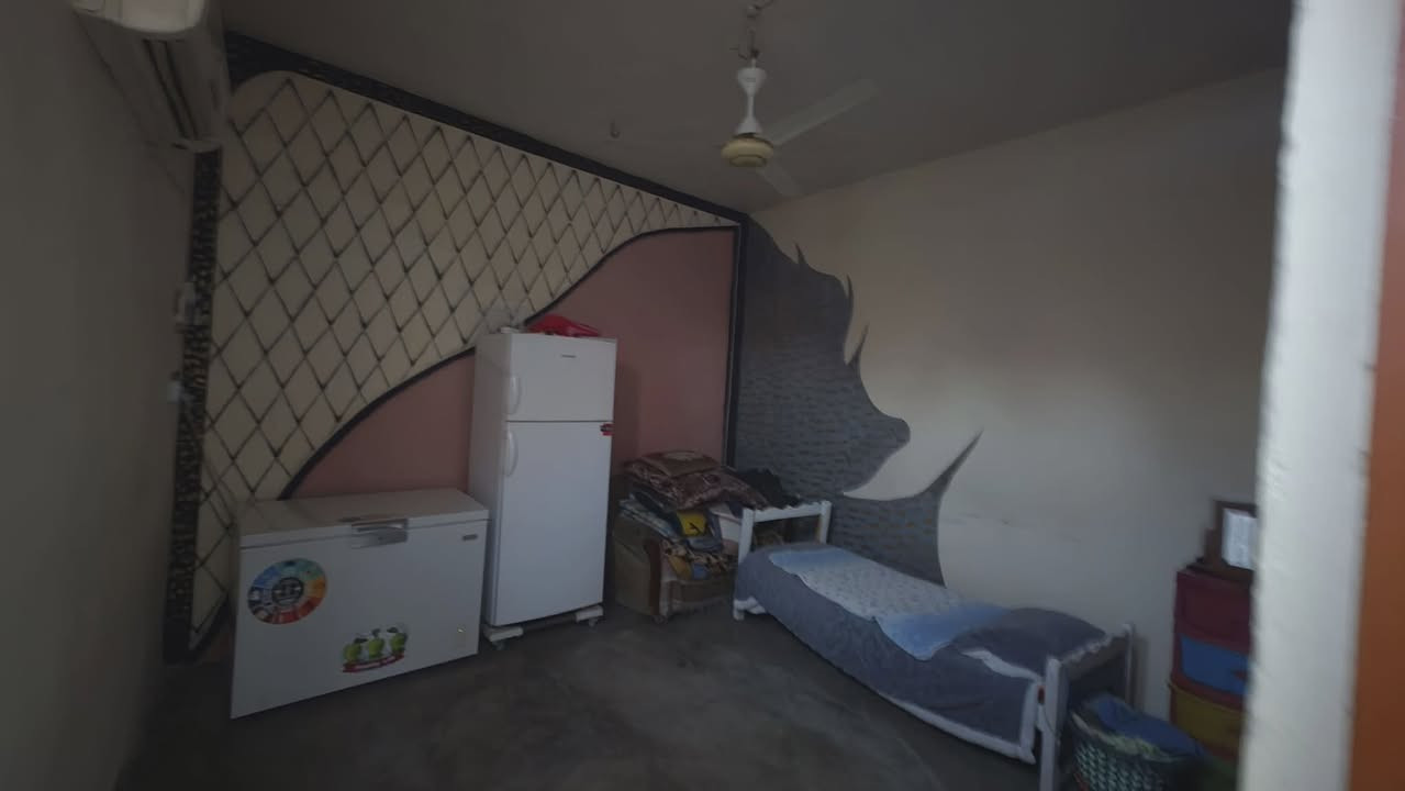 🏠 بيت طابقين للبيع في ديالى - المقدادية (منطقة العروبة) 🏠
​لكل الباحثين عن السكن الهادئ والموقع المرتب، متوفر بيت (عرصة) بمساحة تقريبية 100 متر مربع. البيت بناء مرتب وموقعه ممتاز جداً.
​📍 الموقع:
​ديالى - المقدادية - منطقة العروبة - جهة الشاخة (بالقرب من سوق الجمعة).
​📋 تفاصيل البيت:
​الطابق الأرضي: غرفة نوم + صالة واسعة + مطبخ + مجمع صحيات.
​الطابق الثاني: غرفة نوم + صالة إضافية.
​💰 السعر:
​18 مليون دينار عراقي (وبيها مجال للشراي الصامل الطيب).
​📹 شاهدوا الفيديو المرفق لمشاهدة تفاصيل البيت وترتيبه على أرض الواقع.
​📞 للاستفسار والتواصل المباشر:
يرجى الاتصال على الرقم:***********
​الله يبارك للبايع والمشتري ✨
