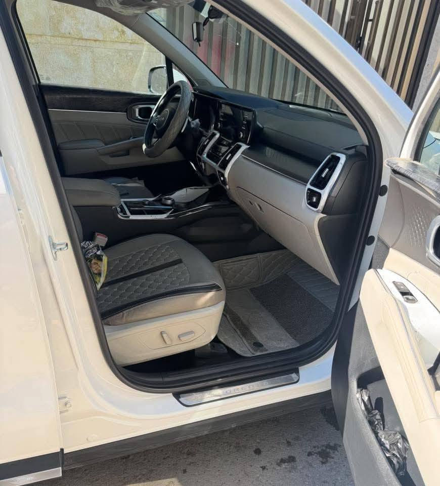 للبيع كيا سورنتو خليجي موديل ٢٠٢٣ كفاله عامه من الصبغ  بيه بارد قليل بخشم جاملغ الأمامي. 
المواصفات //
حجم المحرك ٦ سلندر@@ ٧ راكب @@ ٣ قطع تبريد @@ بصمة تشغيل وأبواب @@ تشغيل عن بعد @@ شاشة كامرة خلفية @@ كير ماوس@@ هند بريك بصمة @@ حساسات أمامية وخلفية @@ كشنات كهرباء @@ ويل كروم ١٩ @@لايتات عدسات زنون@@ اشاير بالمري ومري قلاب@@ شحن واير ليس@@ بردات خلفية بلاد @@ اوتو هولد@@ 
السيارة جديدة جدأ وجاهزة مابيه اي نقص الكشنات والأبواب والارضية مغلفة 
رقم بغداد بأسمي تحويل مباشر السعر ٢٧٦$ وبيه مجال للاتصال ***********
