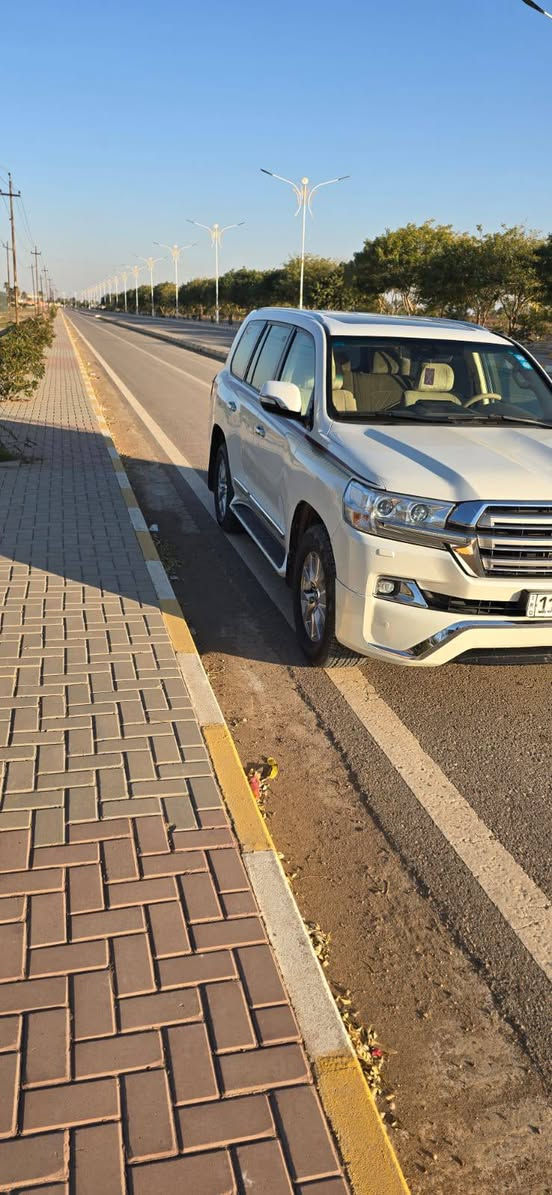 لاندكروز 2017 فطيم اصل فول 1/1 
السياره جديده بمعنى الكلمة استخدام شخصي ☑️
-مكفوله كفاله عامه ماشيه ٧٦ ألف حقيقي 
-مري قلاب + شفط 
-فتحه سلايت 
-زراك لايت ، لايت زنون 
-4 كامرات 
-كشنات جلد اصلي كريمي 
-دبل كشن كهرباء , كشن السائق 3 دكم
-8 ايرباك 
-تشغيل عن بعد 
 مدوشمه جديد
-دبل ماوس 
-فول تحكم 
-7 راكب 
-3 قطع تبريد 
-محرك ٦ سلندر
-فورويل دفع رباعي 
-حساس اصلي ( أمامي ، خلفي ) 
-ويل 18 تخم تاير دلوب جديد وسبير منازل. 
-رقم بغداد بسمي تحويل مباشر
-عدتهه سبيرهه غراضهه كلهن مامستخدمات 
-السياره بشرط محرك كير صدر كلهه بعدهه عل وضع الشركه

💰السعر ٤٨٠$ وبيهه مجال للطيبين
مكان السيارة :-صلاح الدين الدجيل *********** وتساب *********** مراوس حسب القناعه
