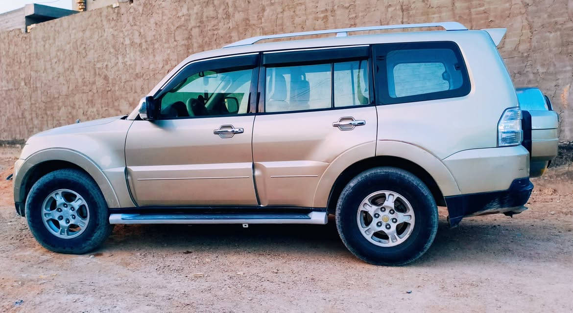 للبيع – باجيرو 2007
- السعر: 115$ فقط  
- مكفولة كفالة عامة (لا ضربة ولا صبغ، على وضع الشركة)  
- مكينة 3800 – كير ومكينة ممتاز 
- 7 راكب  
- 3 قطع تبريد 
- كاميرا خلفية  
- فور ويل 4×4  
- إشارات بالمرايا + مرايا شفط + دمام خلفي  
- صدر أمامي وخلفي جيد 
- كهربائيات كلها شغالة  
- السيارة جديدة رقم بغداد + سنوية جديدة  
- تحويل مباشر  

📍 الموقع: بغداد – أبو غريب أو
/ الفلوجة  
📞 للاستفسار: (***********) (***********)
