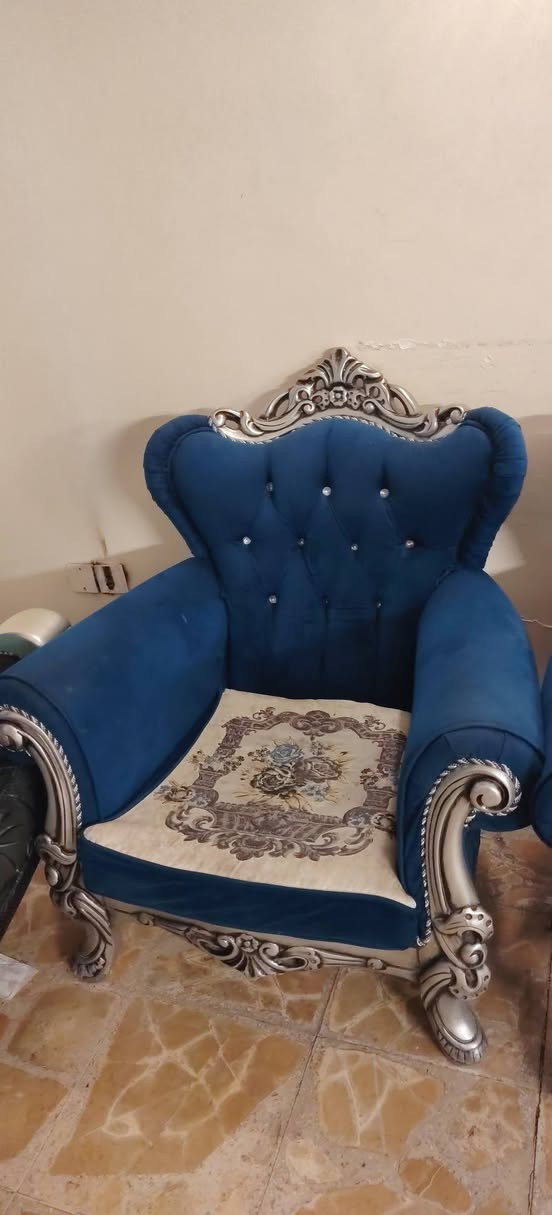 للبيع تخامة عدد ٣ عشر مقاعد لكل نوع منهم 
الازرق مصري عشر مقاعد تكمه السعر ٧٠٠ الف 
الاخضر  مصري تصميم روماني عشر مقاعد تكمة سعره ٦٠٠ الف 
الاسود مصري عشر مقاعد بس يحتاج تنظيف متروك  سعره ٢٠٠ الف 
كناتير صاج عراقي ١٠٠ الف لكل واحد 
مبردة سعودية ثنين ونص نقص بس بوربرين سعره ١٠٠ الف مع الميز حديد تفصال 
موجود طاولات كلشي موجود عنواني بغداد  السيدية شارع الكبيسي رقمي ***********  اخوان  رحت الكم فدوة لحد يتصل ينزل من اسعار تريد اني من نفسي انزلك وجاي
