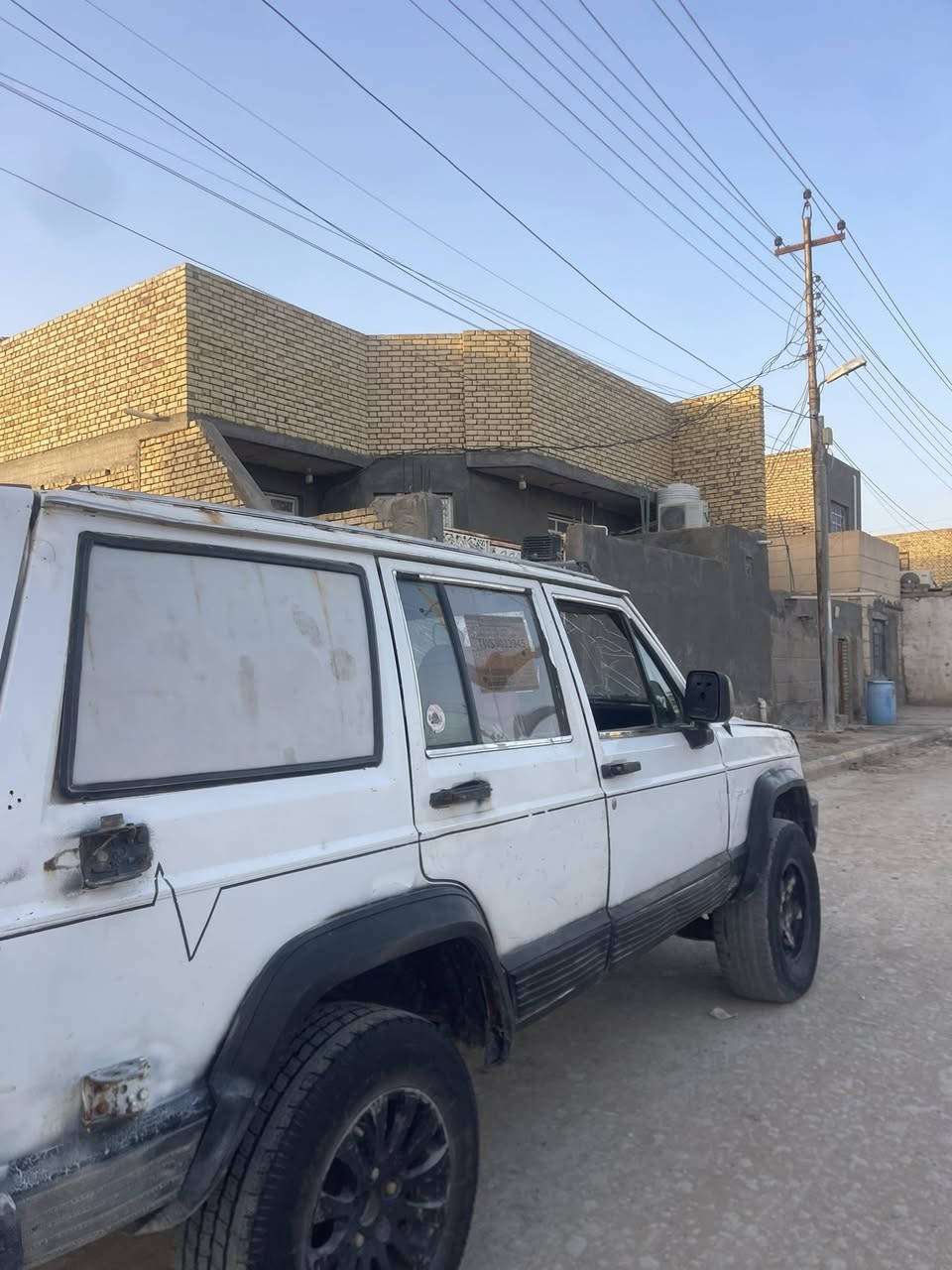 السلام عليكم للبيع أو مراوس جيب شيروكي  ١٩٩١ رقم قادسيه مشروع وطني راعيه بالحمزه ماواصله اكفلك سرقه وعشاير محرك ونجي كير حداديه تخم تاير خير من الله كهربائيات شغاله مكان ناصريه مركز السعر ١٦ وبيه مجال 
رقم***********
