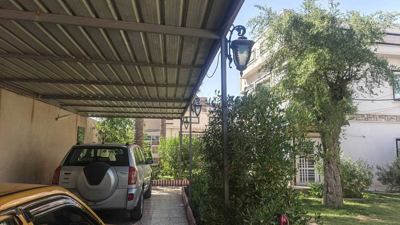 سلام عليكم قطعه ارض مساحة ٩٥٠ متر طابو ملك صرف
تحتوي على بيتين 
البيت الاول يحتوي على ٥غرف نوم 
استقبال ومطبخ
حمامات عدد ٣
البيت الثاني يحتوي على
٤غرف نوم 
استقبال ومطبخ وصالة
حمامات عدد ٢
ثاني قطعه عن الشارع العام
المداىن قرب جامع سيد علي
للاستفسار الاتصال على
***********
