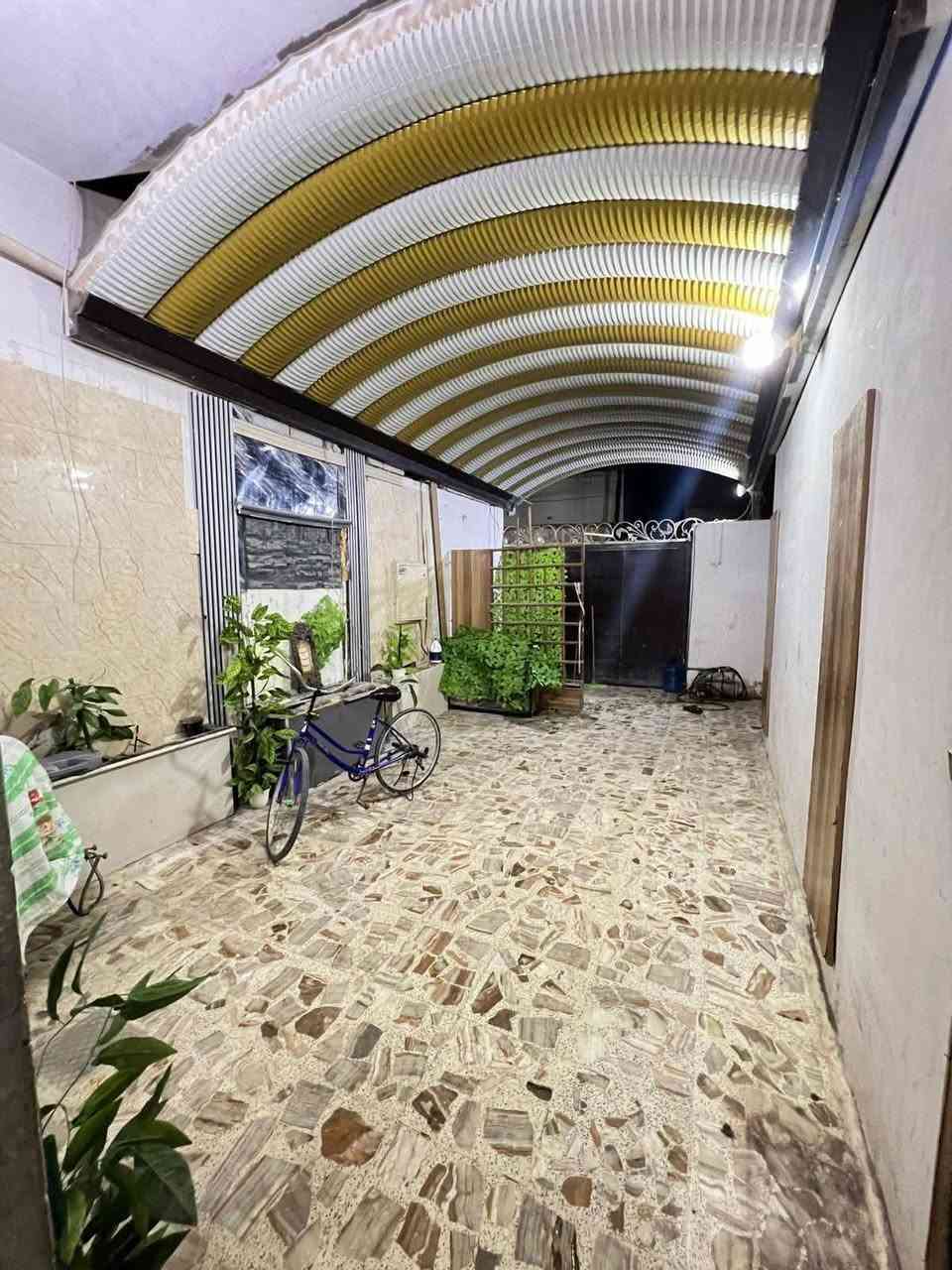 يالله اللهم صلي ع محمد وال محمد 
#بيت و #مشتمل للبيع مساحه 250 متر 30 متر مشتمل ما كامل بناء بصف البيت 
البيت نضيف جدآ اساس صب كونكريت وسقف كونكريت مسلح  البيت يحتوي ع غرفتين وصاله ومطبخ وستقبال وصحيات برا وداخل وثنين مكشوفات بيت وطارمه جبيره ومخزن فوك جبير شبه غرفه 
البيت نضيف مثل ما واضح بلصوره بيع البيت اسباب خاصه 
#عنوان البيت المطار مقابل بوابة الخروج 
#البيع مباشر من صاحب البيت #رقم صاحب البيت *********** السعر 65 وبي مجال
