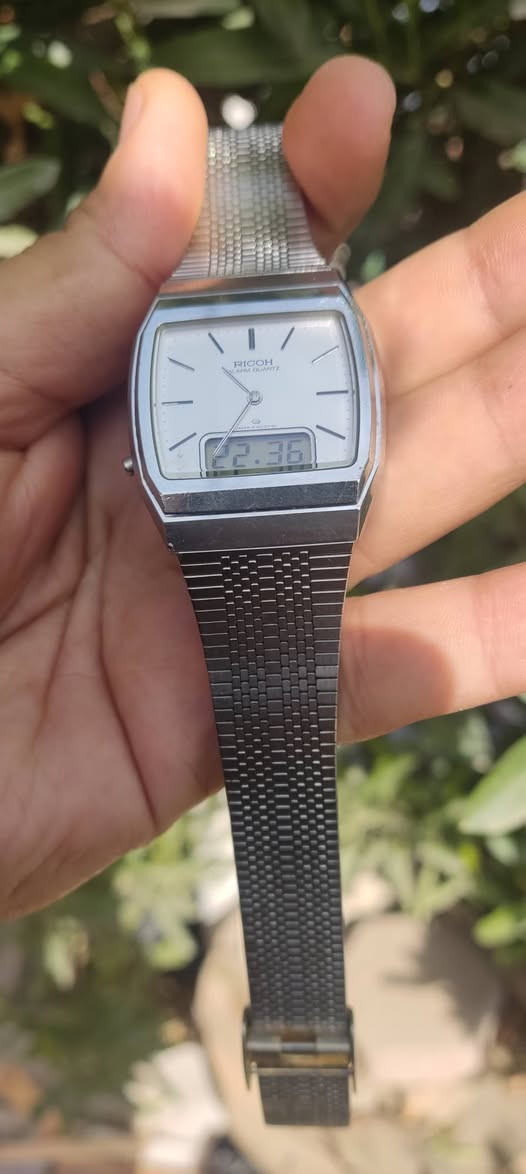 ساعة كوارتز ريكو  قديم (Vintage) ⌚
ياباني الصنع 🇯🇵🇯🇵 يعمل بنظام عرض تناظري ورقمي (Ana-Digi). 

تفاصيل الساعة💎

العلامة التجارية: ريكو (Ricoh).
الحركة: كوارتز، اليابان.
الميزات: تتميز بوظائف التنبيه (Alarm)، وعرض اليوم والتاريخ، وكرونوغراف.
المادة: مصنوعة من الفولاذ المقاوم للصدأ بالكامل.
الحالة: الساعه مستعملة وبحالة جيدة وتعمل بشكل كامل. 

السعر 85 
يوجد توصيل لجميع المحافظات العراقية 💜


**إذا كنت صاحب هذا الإعلان وتريد حذفه لأي سبب، رجاءا أرسل رسالة إلى الدعم الفني**